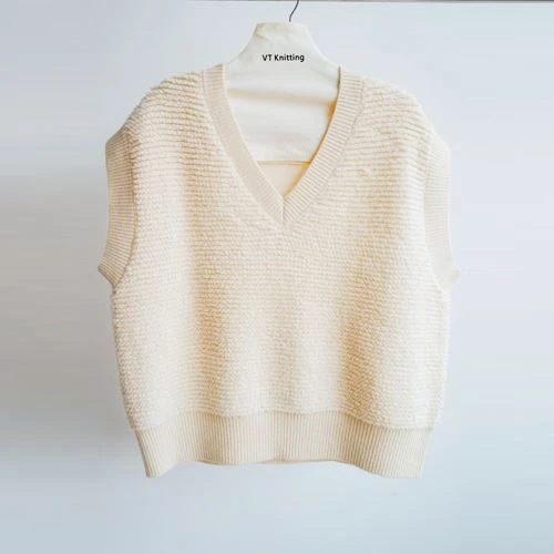 Bezrękawowy sweter z golfem o splocie kablowym