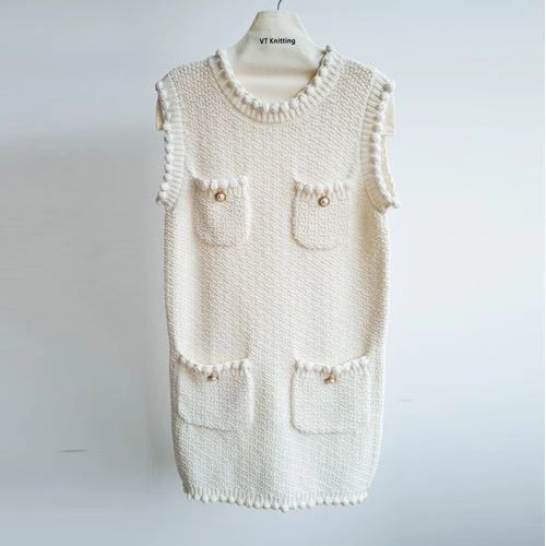 Damski sweter z dekoltem w serek i splotem kablowym